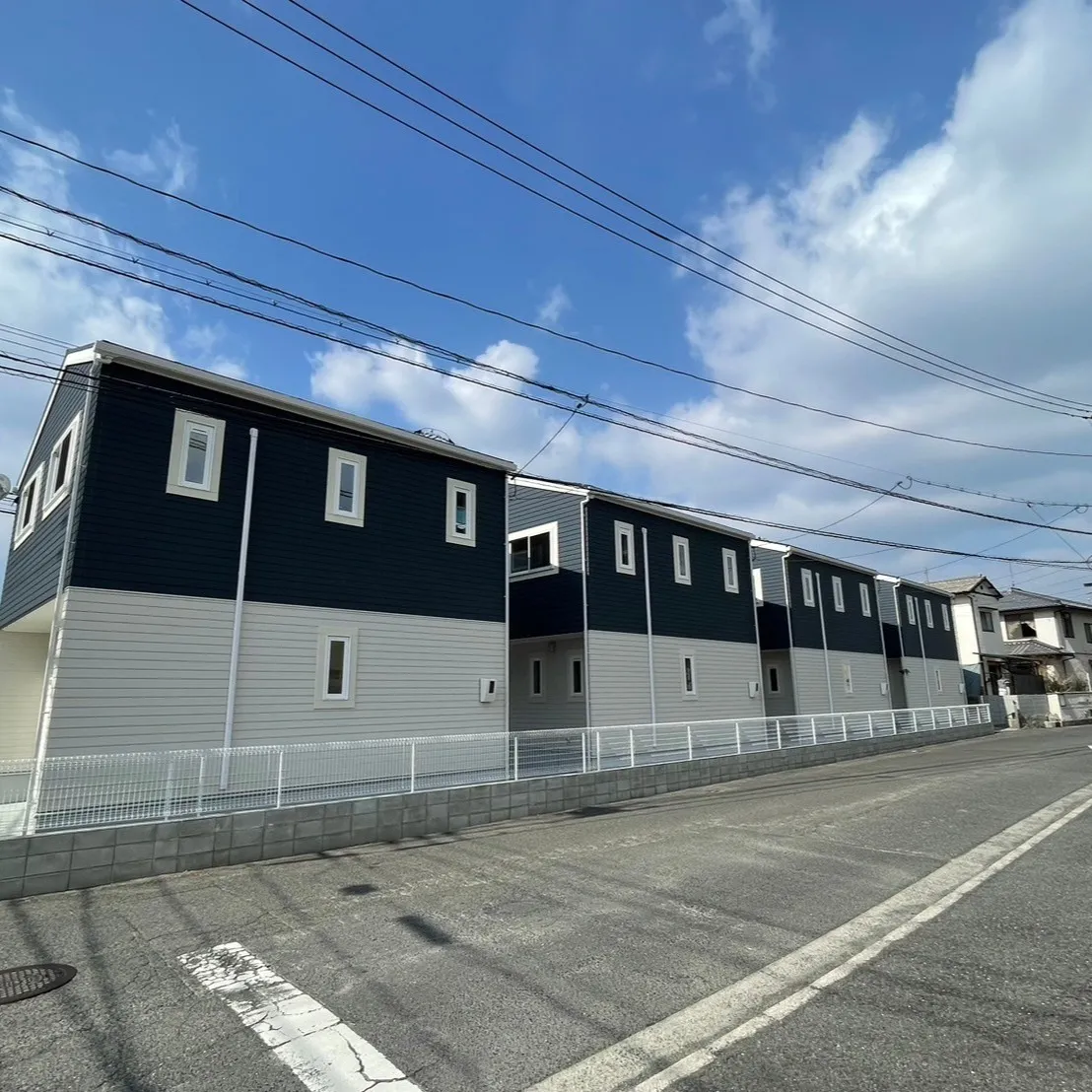 4棟ならびのおしゃれな外観デザイン！