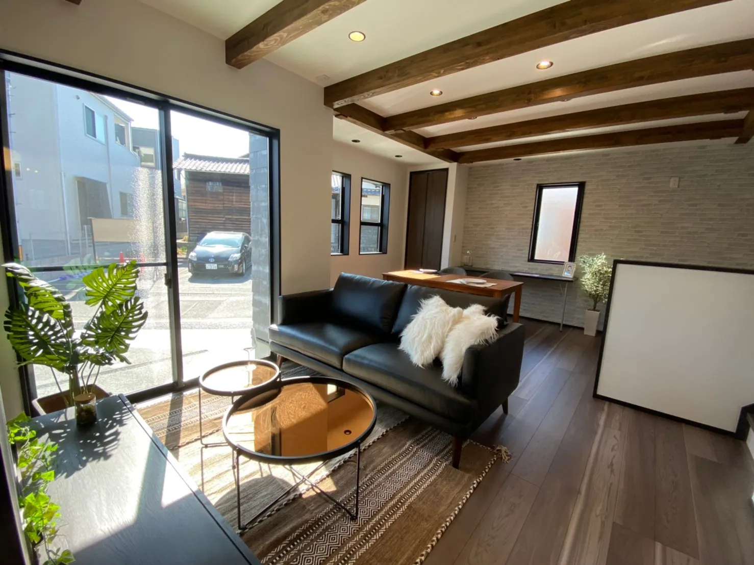 リビングは、シンプルながらも洗練されたデザインが魅力✨ 大き...